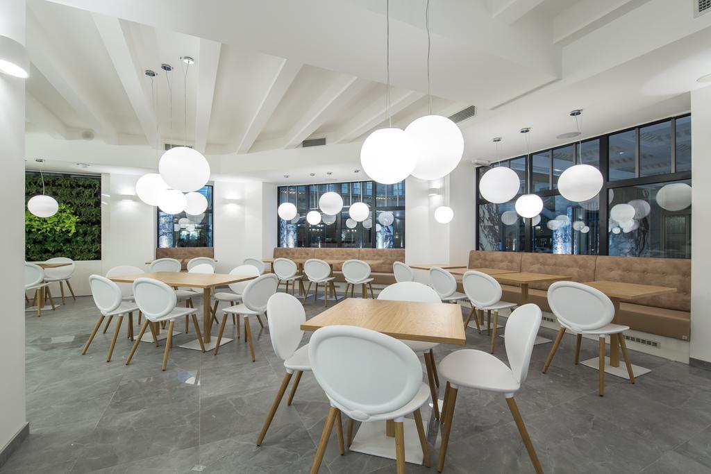 Merchants Crown Suites And Spa Praga Exterior foto The interior of the restaurant