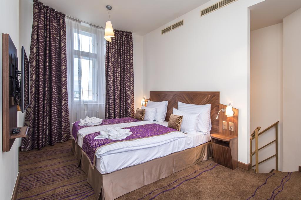 Merchants Crown Suites And Spa Praga Exterior foto A room at the hotel