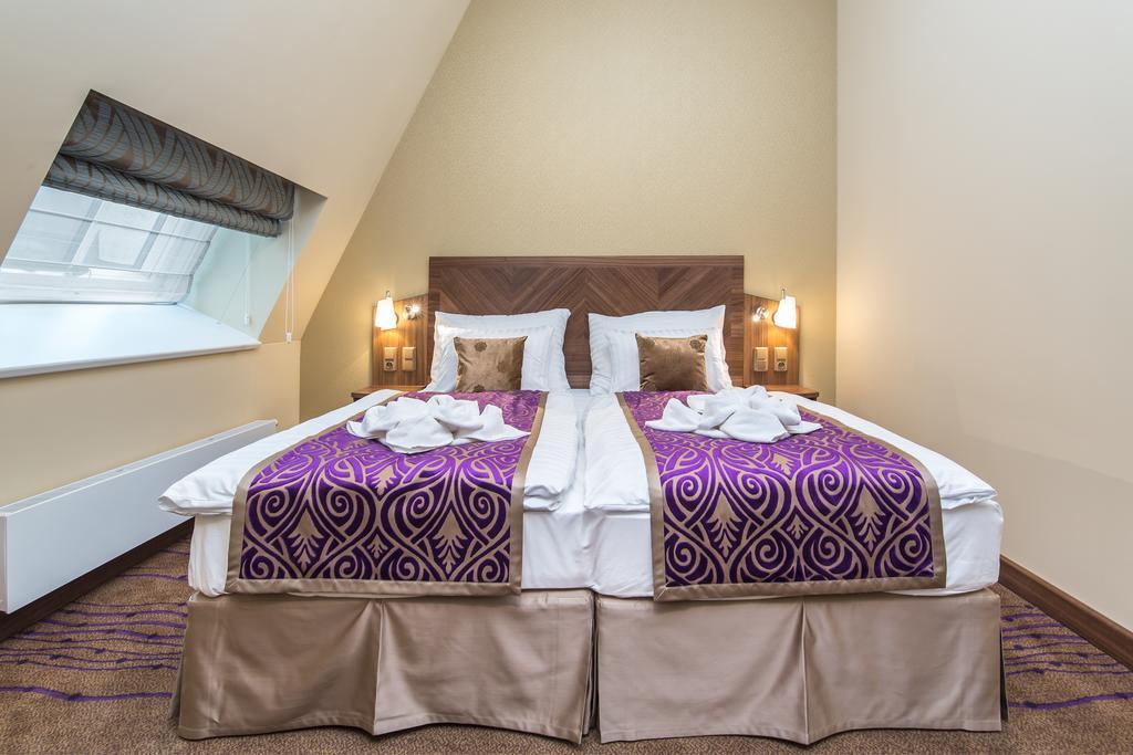 Merchants Crown Suites And Spa Praga Exterior foto A bed with a bed skirt