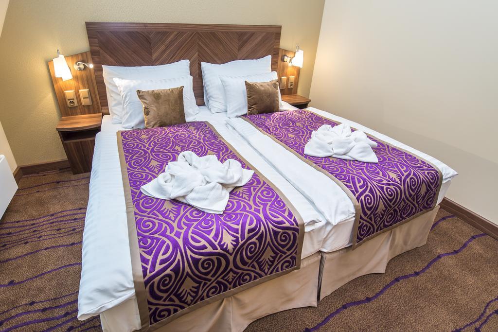 Merchants Crown Suites And Spa Praga Exterior foto A bed with a bed skirt
