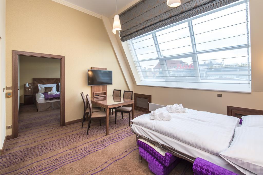 Merchants Crown Suites And Spa Praga Exterior foto A Premier Inn room
