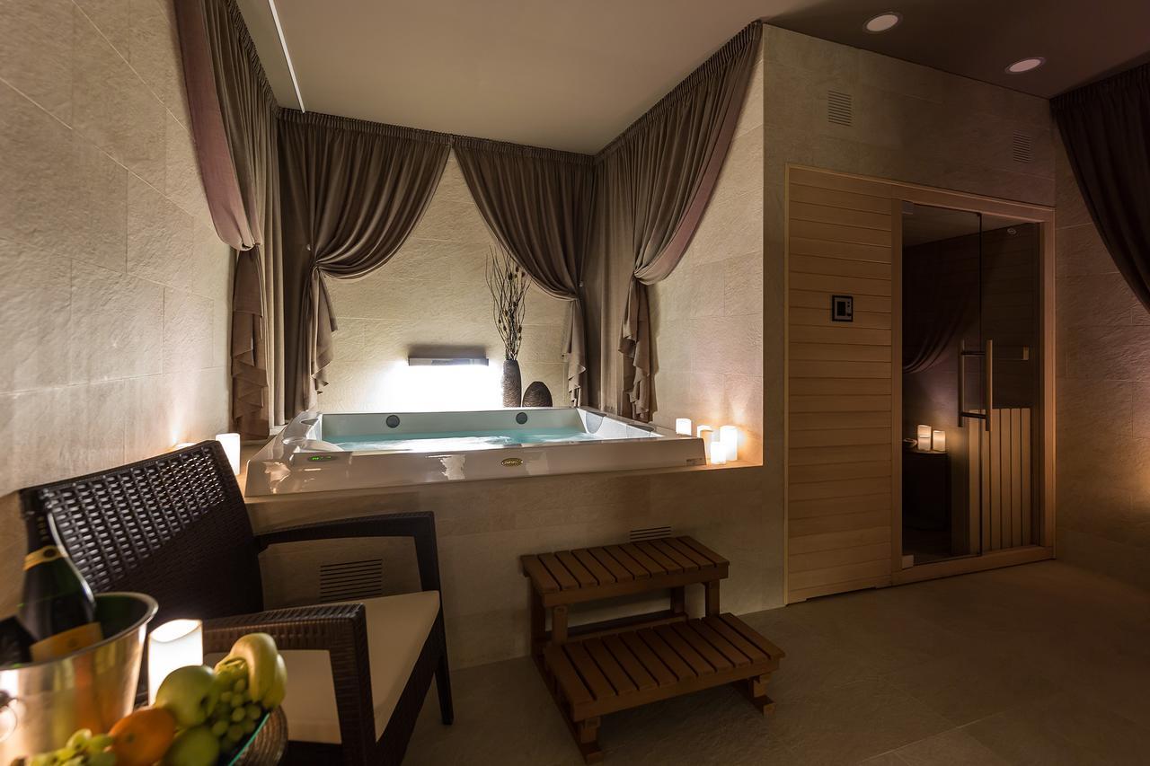 Merchants Crown Suites And Spa Praga Exterior foto A spa in a hotel