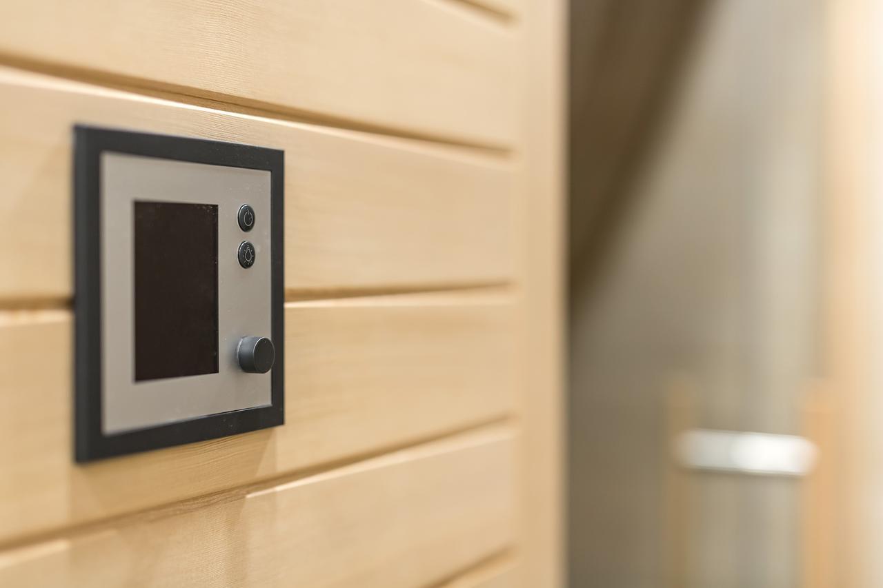 Merchants Crown Suites And Spa Praga Exterior foto A modern door bell