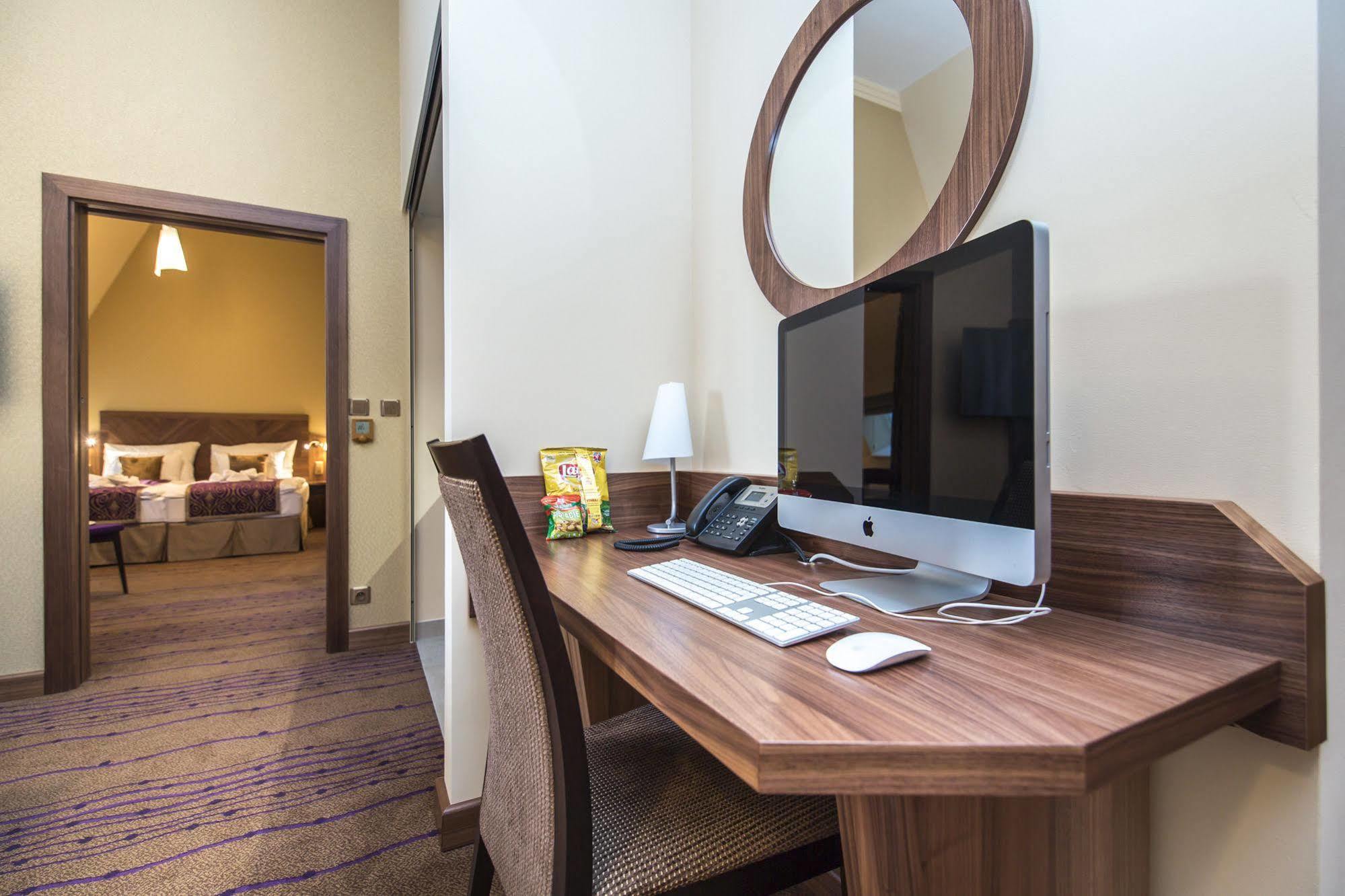 Merchants Crown Suites And Spa Praga Exterior foto A computer in a hotel room