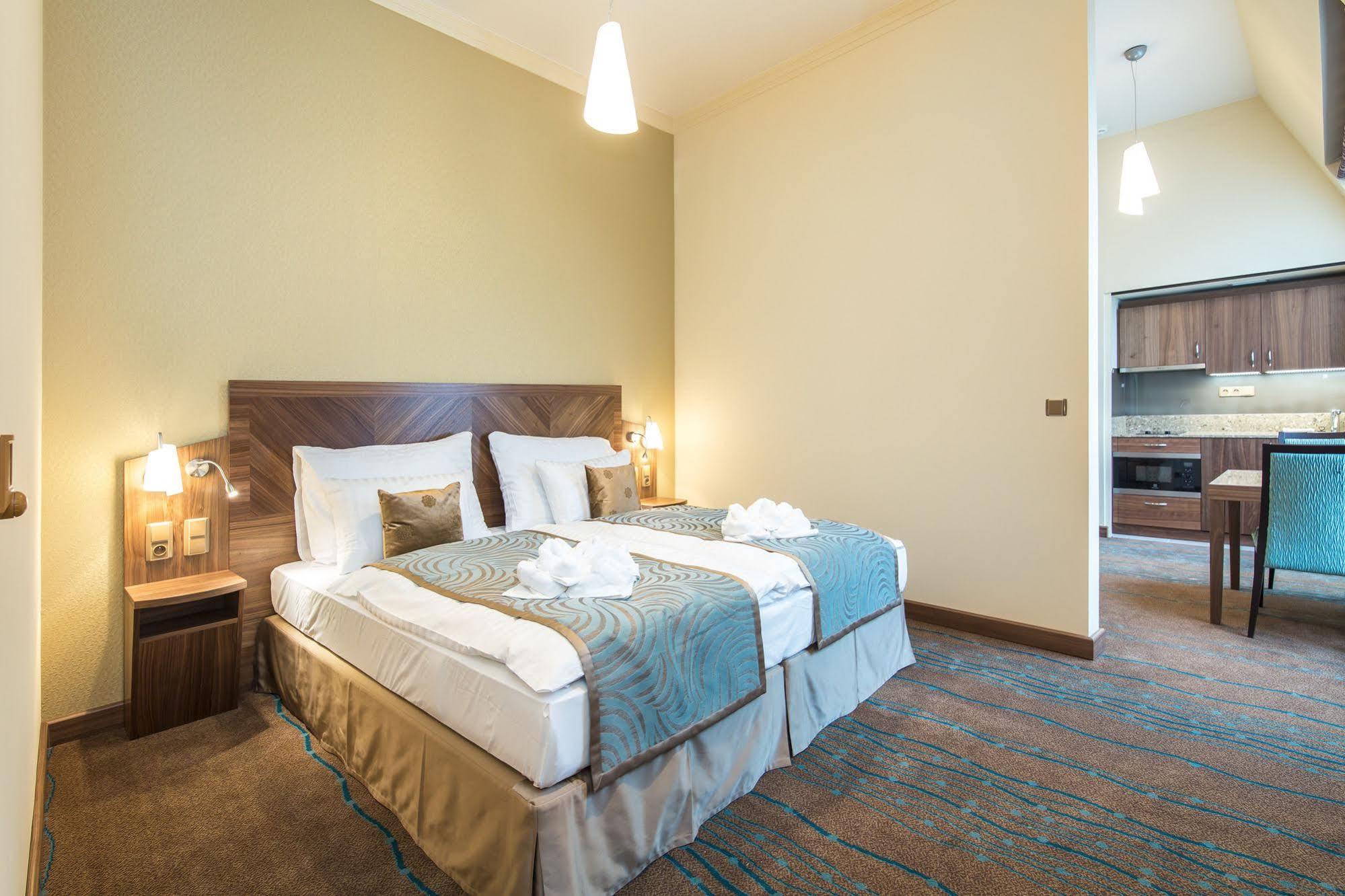 Merchants Crown Suites And Spa Praga Exterior foto A room at the hotel