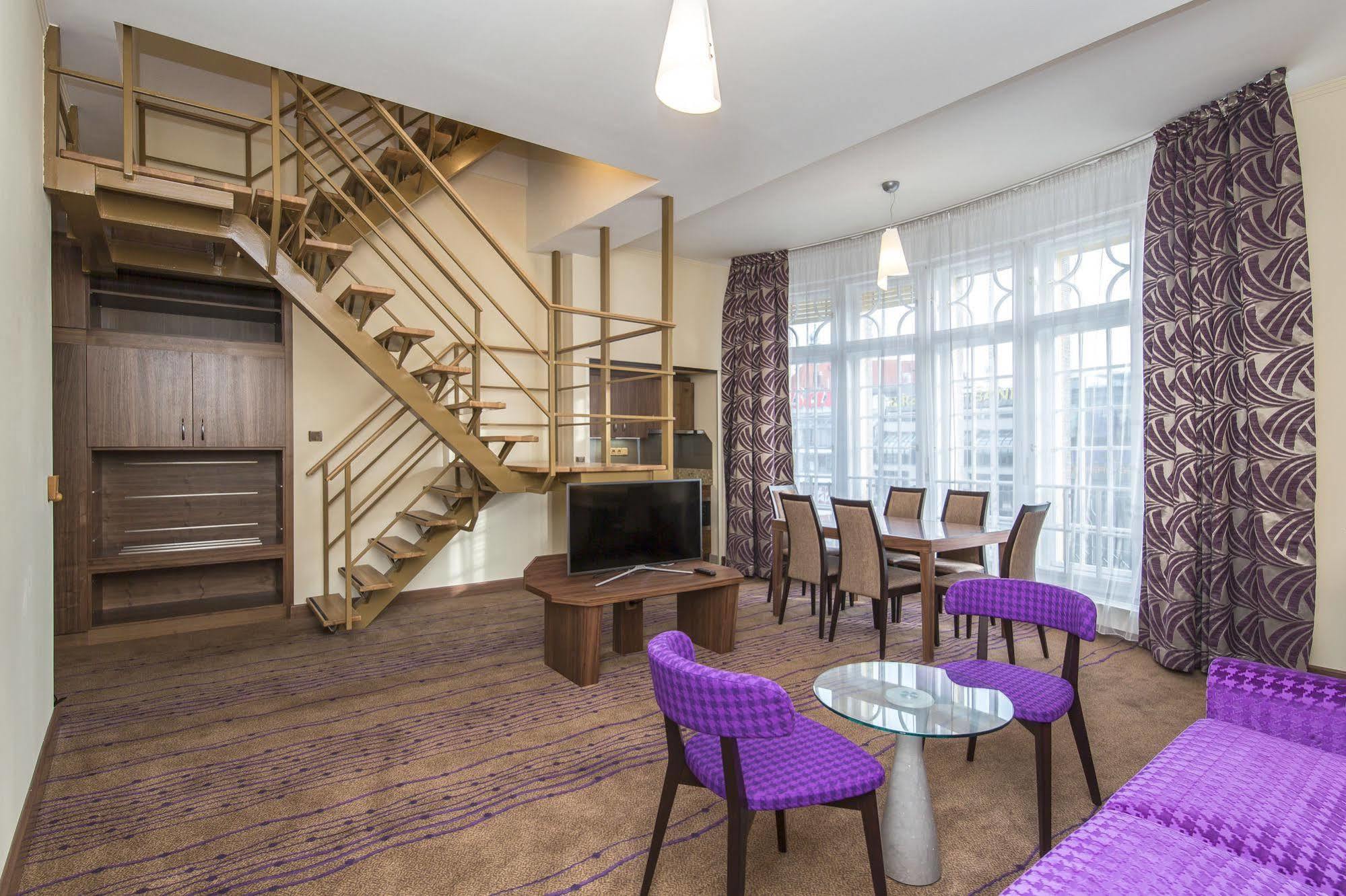 Merchants Crown Suites And Spa Praga Exterior foto A suite at the Radisson Blu Hotel, Prague