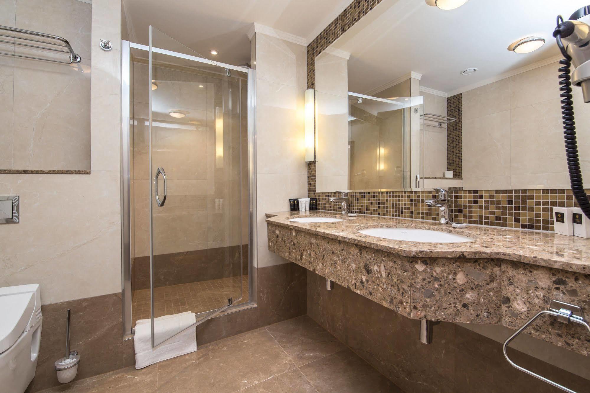 Merchants Crown Suites And Spa Praga Exterior foto A shower enclosure