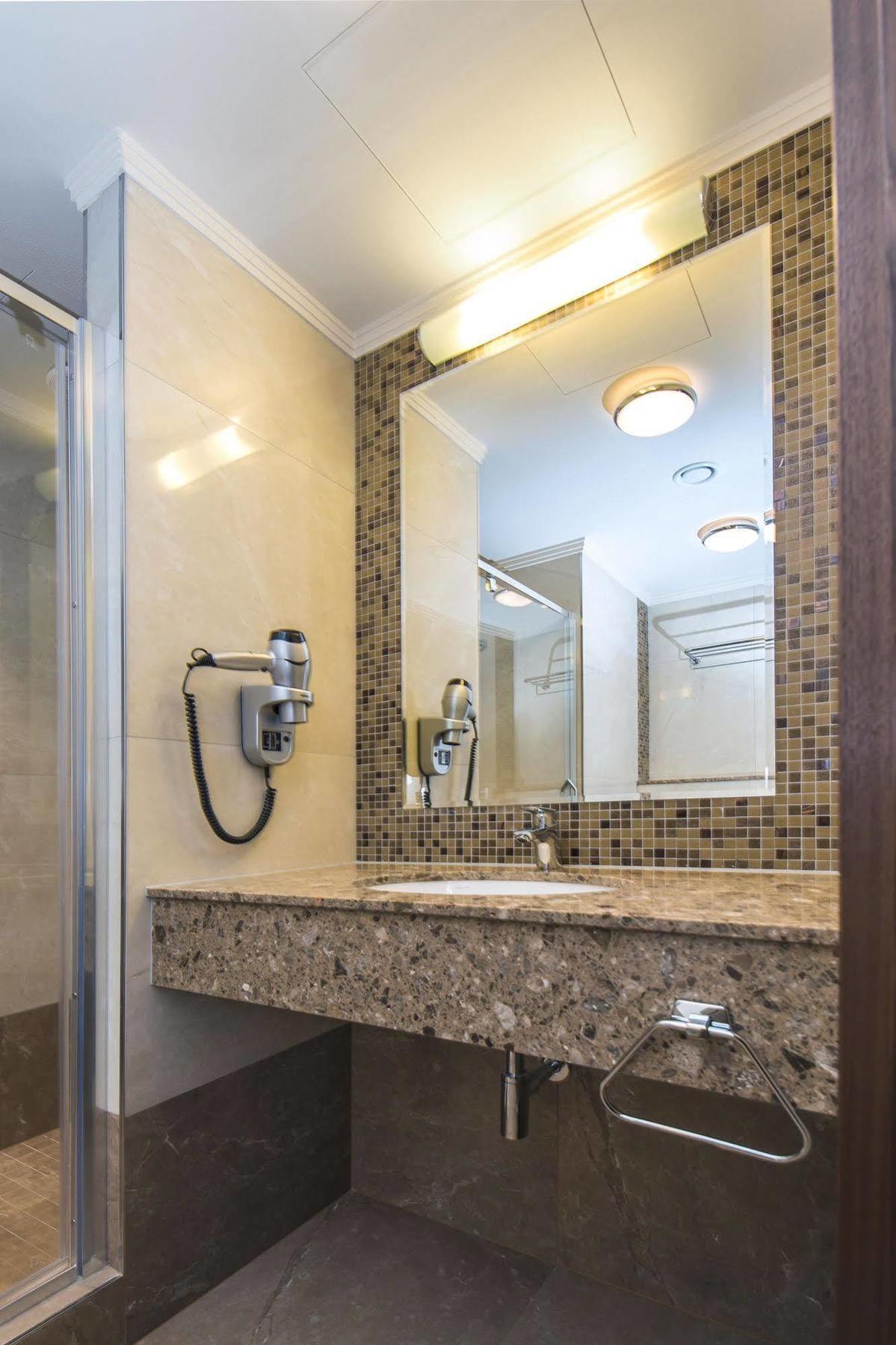 Merchants Crown Suites And Spa Praga Exterior foto Bathroom