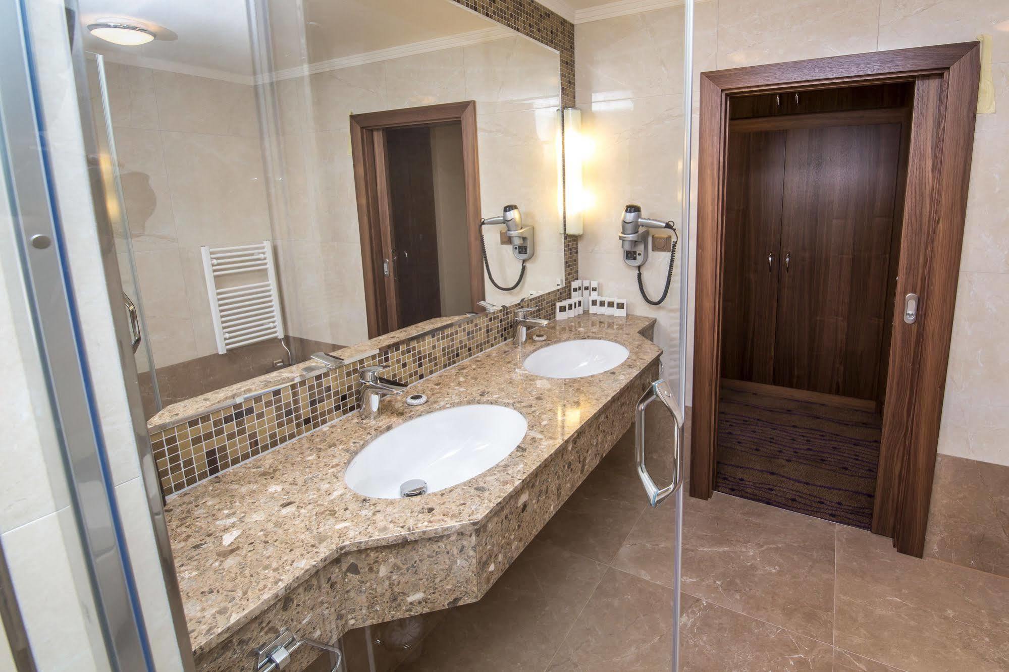 Merchants Crown Suites And Spa Praga Exterior foto Bathroom in a hotel