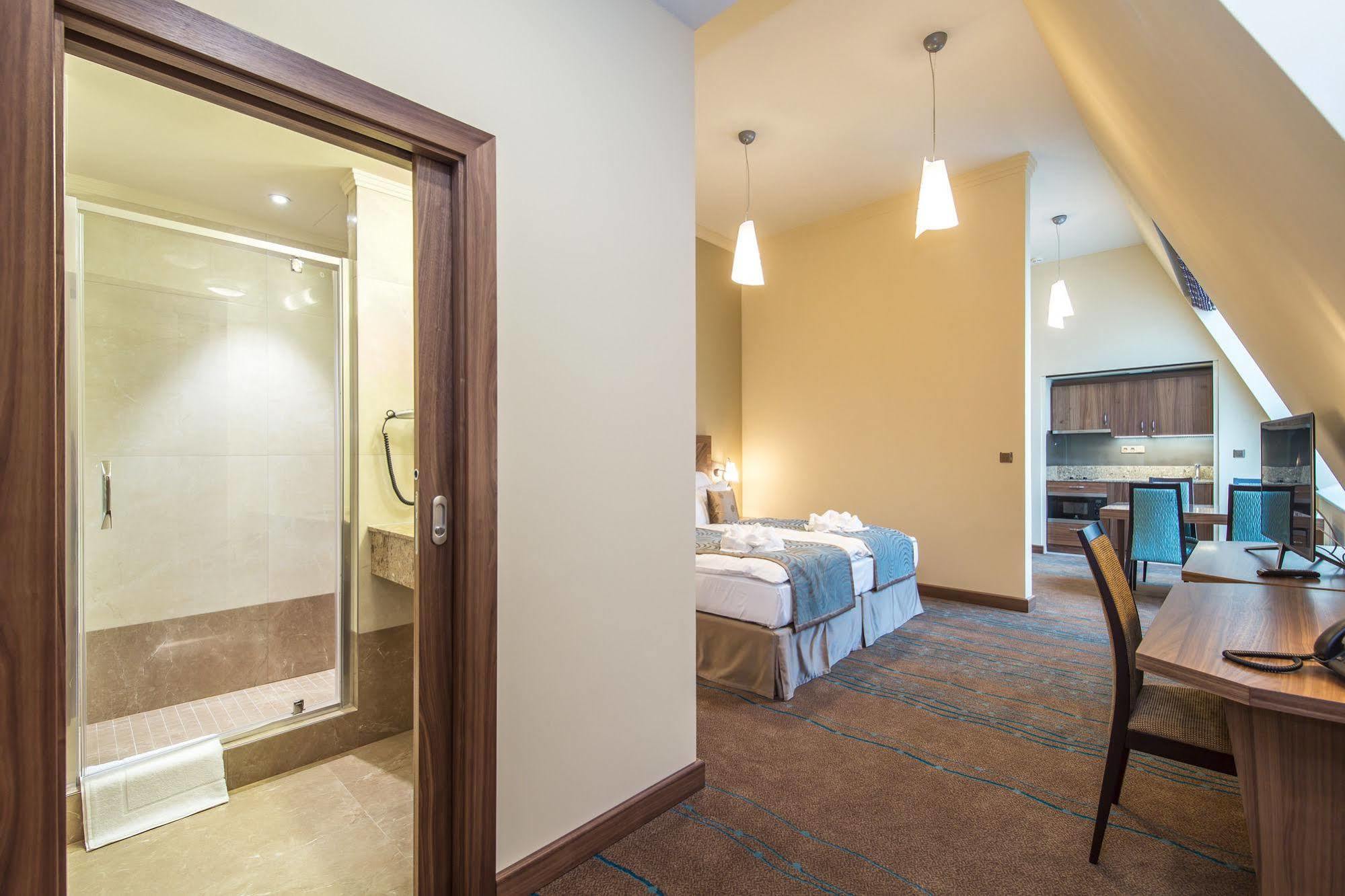 Merchants Crown Suites And Spa Praga Exterior foto A typical apartment