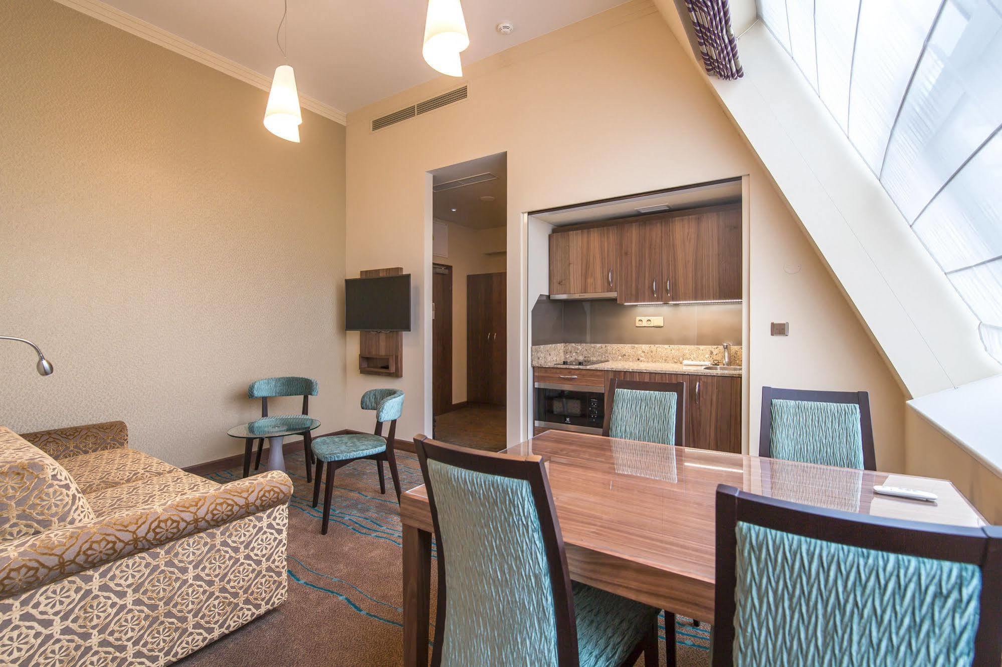 Merchants Crown Suites And Spa Praga Exterior foto A suite at the hotel