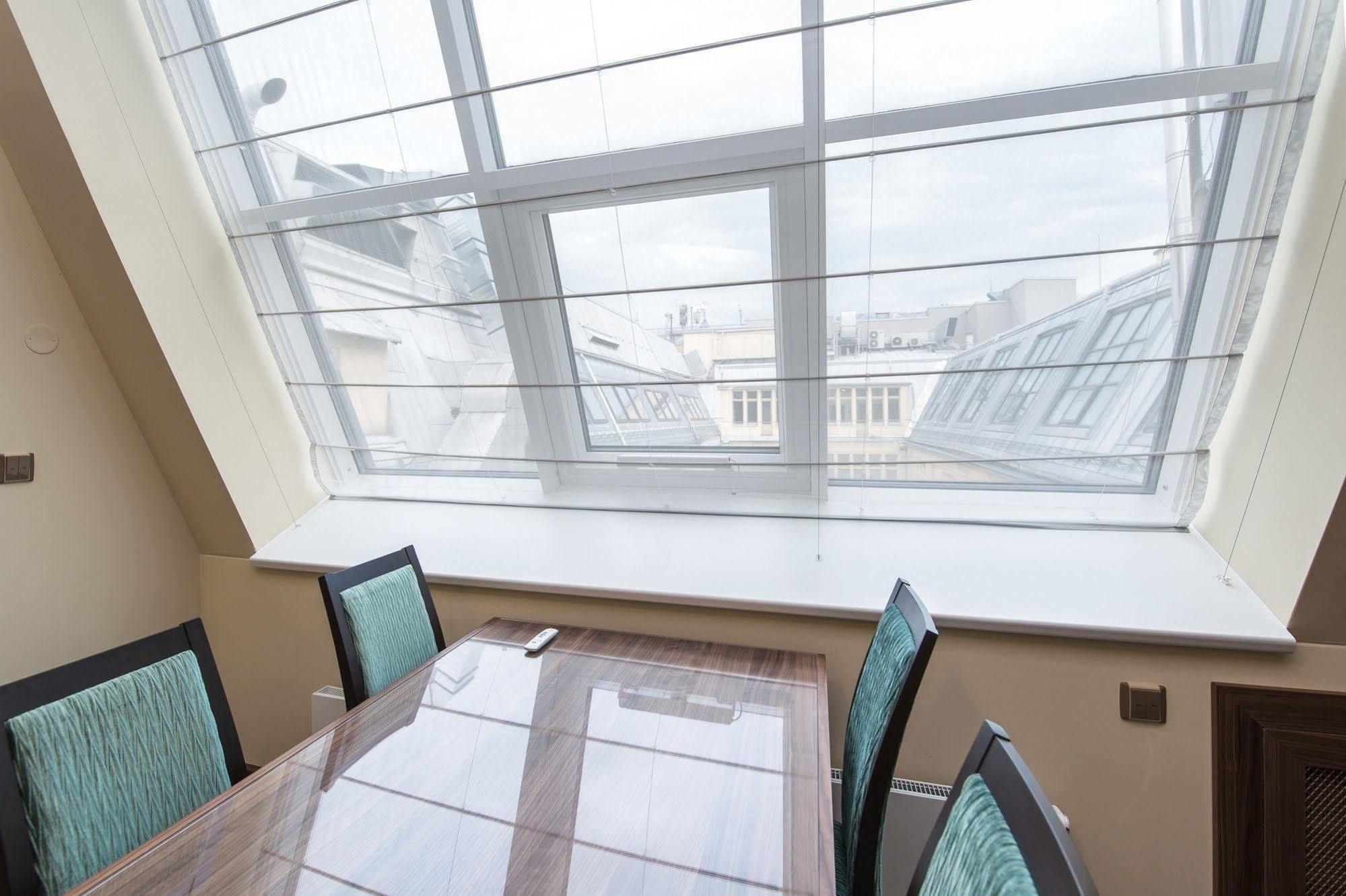Merchants Crown Suites And Spa Praga Exterior foto Roman blinds